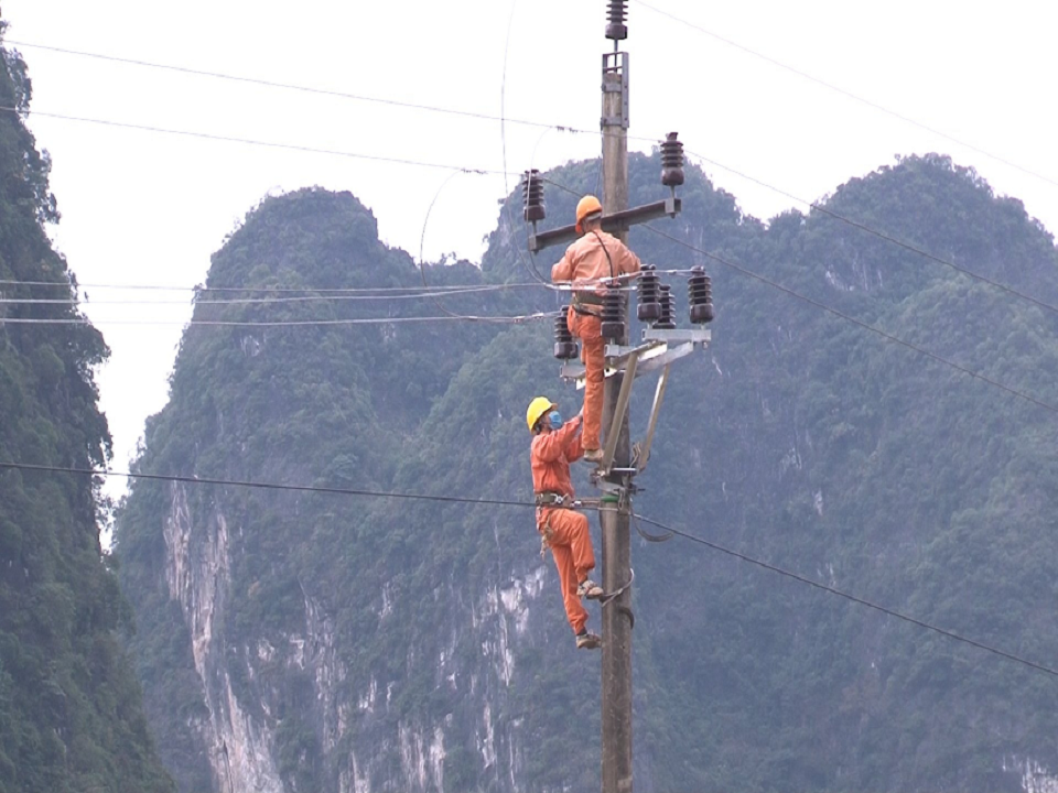 1. Đấu nối điện vào trạm biến áp Ao Cả thuộc dự án thôn bản chưa có điện