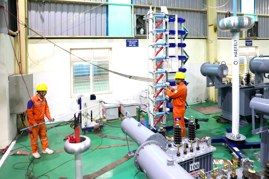 Đội ngũ kỹ thuật NPCETC làm chủ thiết bị thử nghiệm xung áp 800kV
