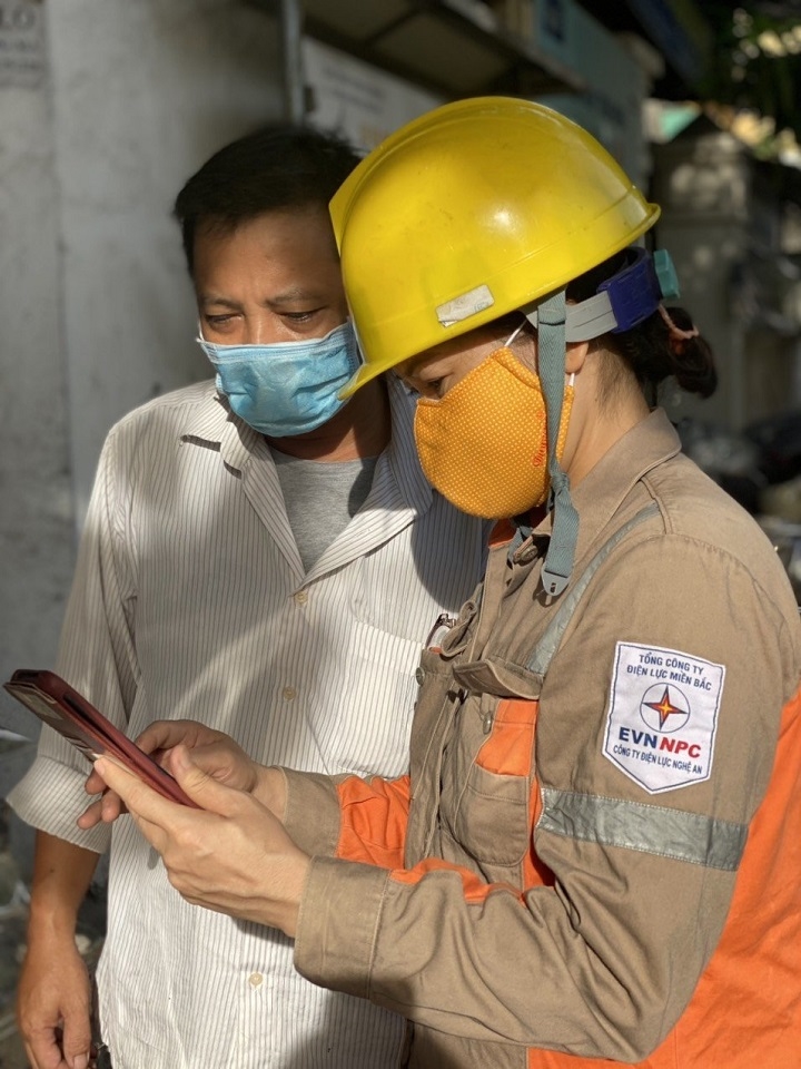Công nhân Điện lực Tp Vinh hướng dẫn khách hàng cài đặt các ứng dụng thanh toán tiền điện trực tuyến