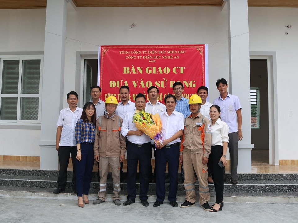 Chị Ngọc Diệp cùng tập thể CBCNV Điện lực Yên Thành đón nhận căn nhà tập thể mới