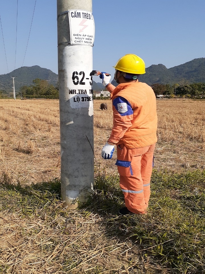 Điện lực Bắc Sơn thực hiện chuẩn hóa thông tin khách hàng ngoài hiện trường - trong 3