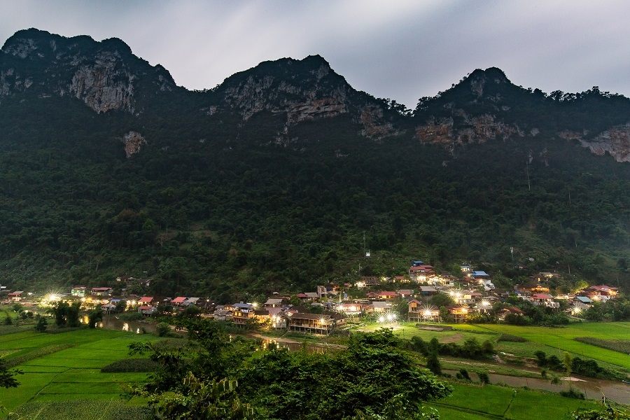 Tp anh Thap sang ban lang