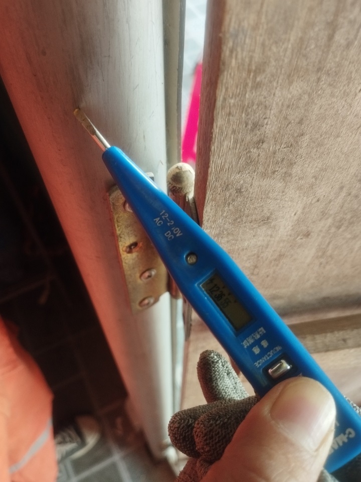 Ảnh 2. Chạm chập rò điện áp ở cột tuýp sắt lên tới 55V