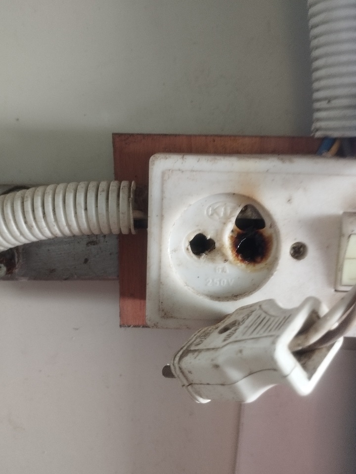 Ảnh 3. Ổ cắm.của khách hàng cháy sém do quạt điện treo tường của khách hàng chạm chập