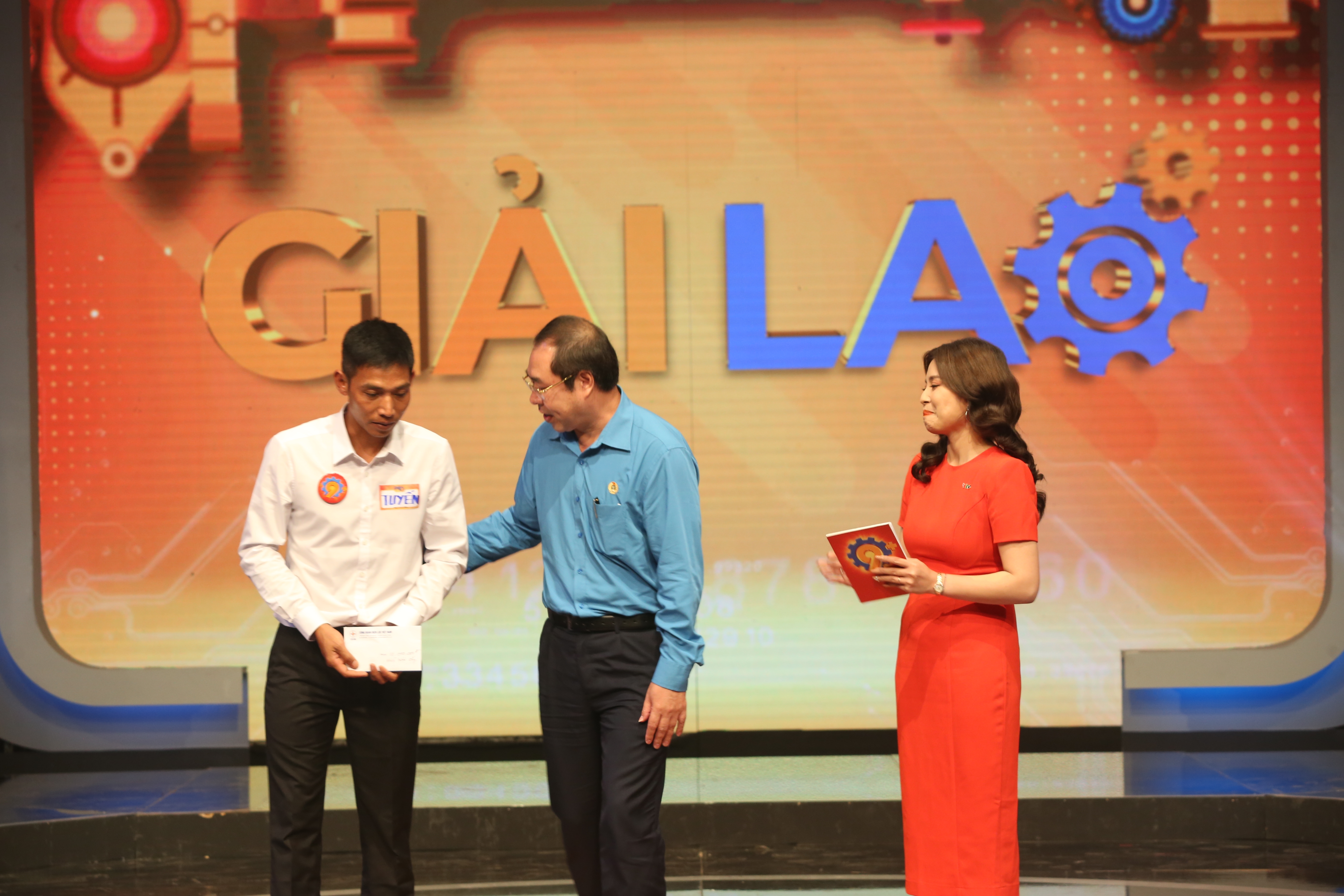 Chu tich Cong doan EVN trao qua de gia dinh Tuyen chua benh cho con trai 