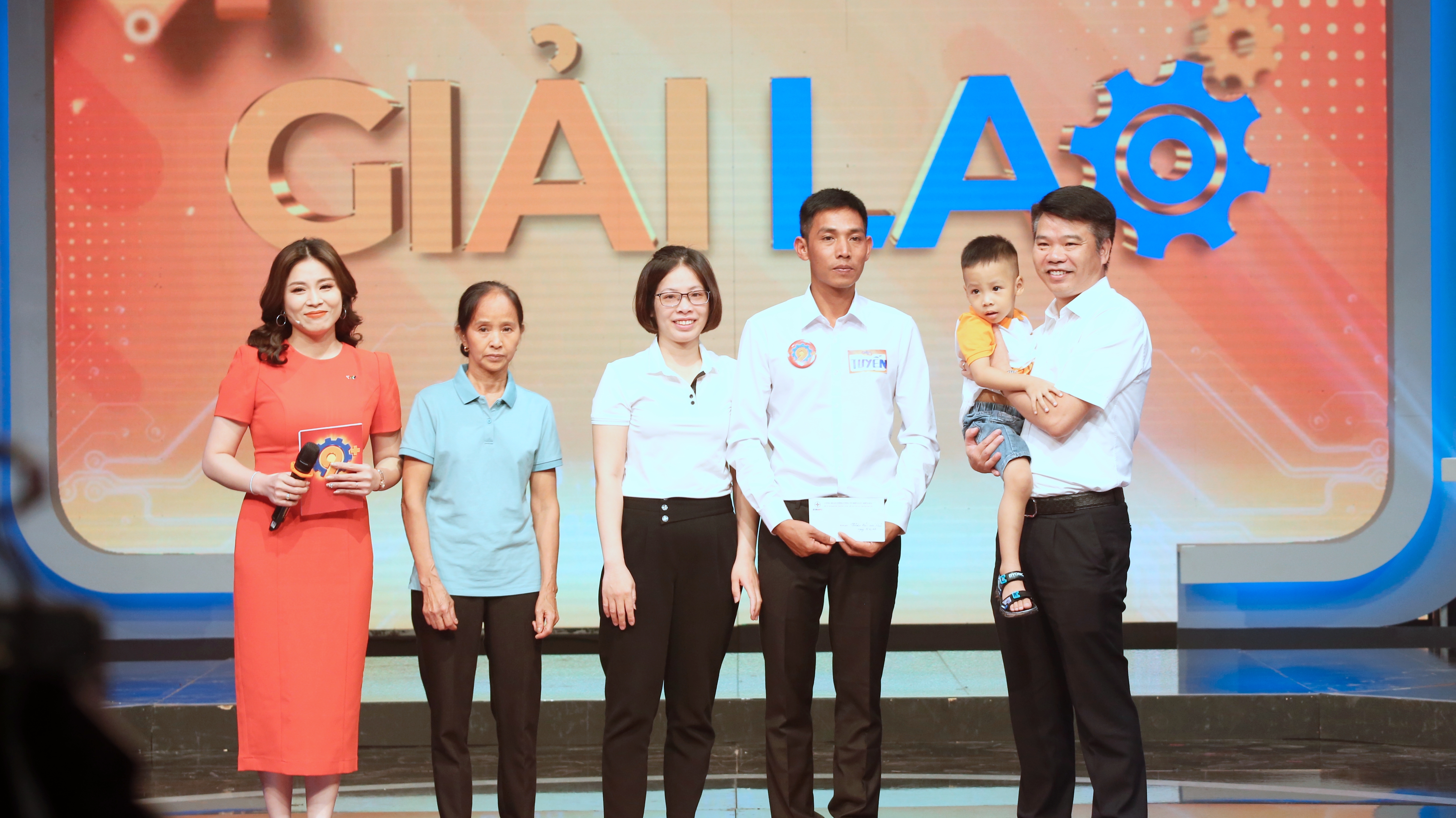 Chủ tịch Công đoàn EVNNPC động viên gia đình Tuyến vượt qua khó khăn