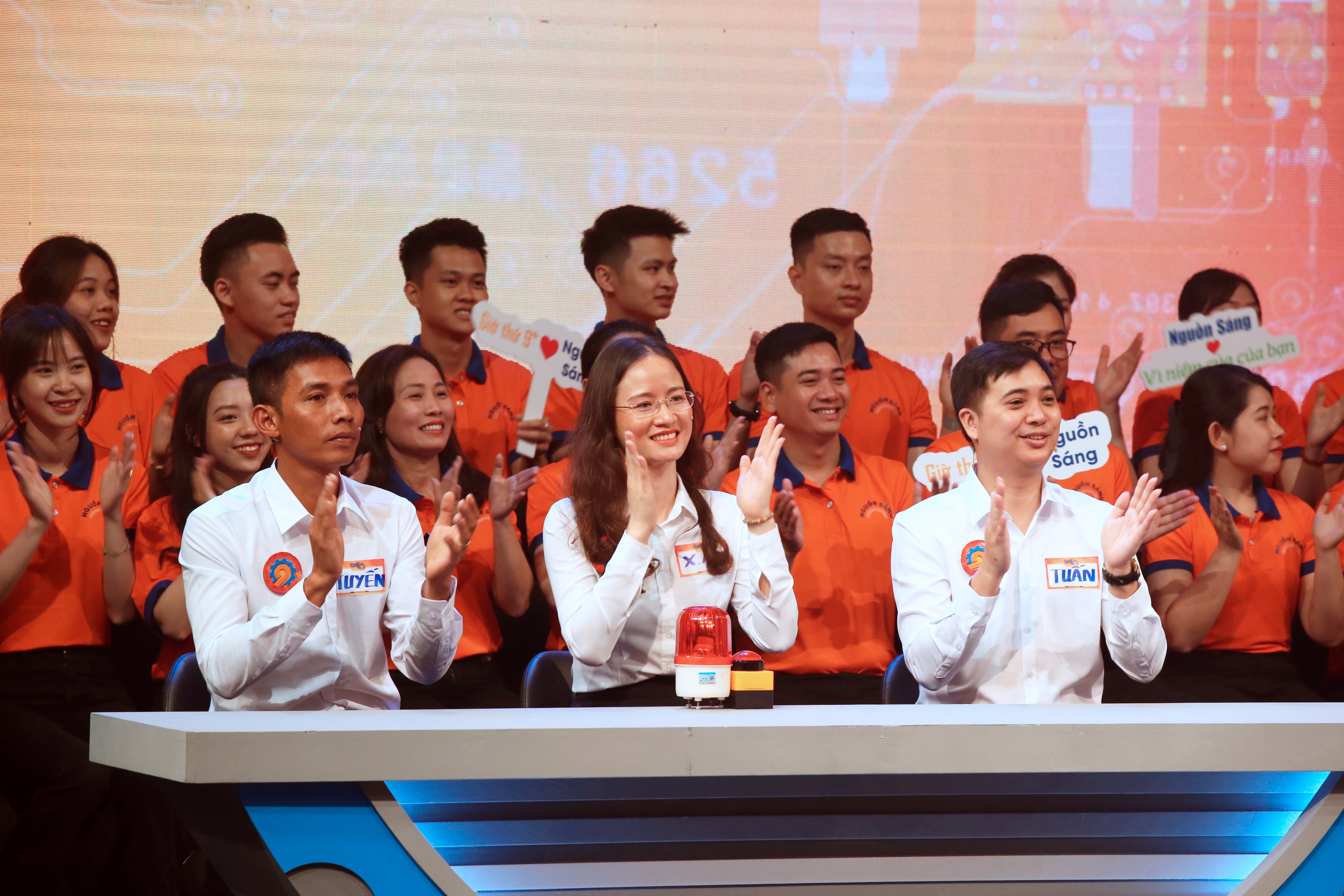 Đào Minh Tuyến (áo trắng bên trái) tham gia cùng đội thi