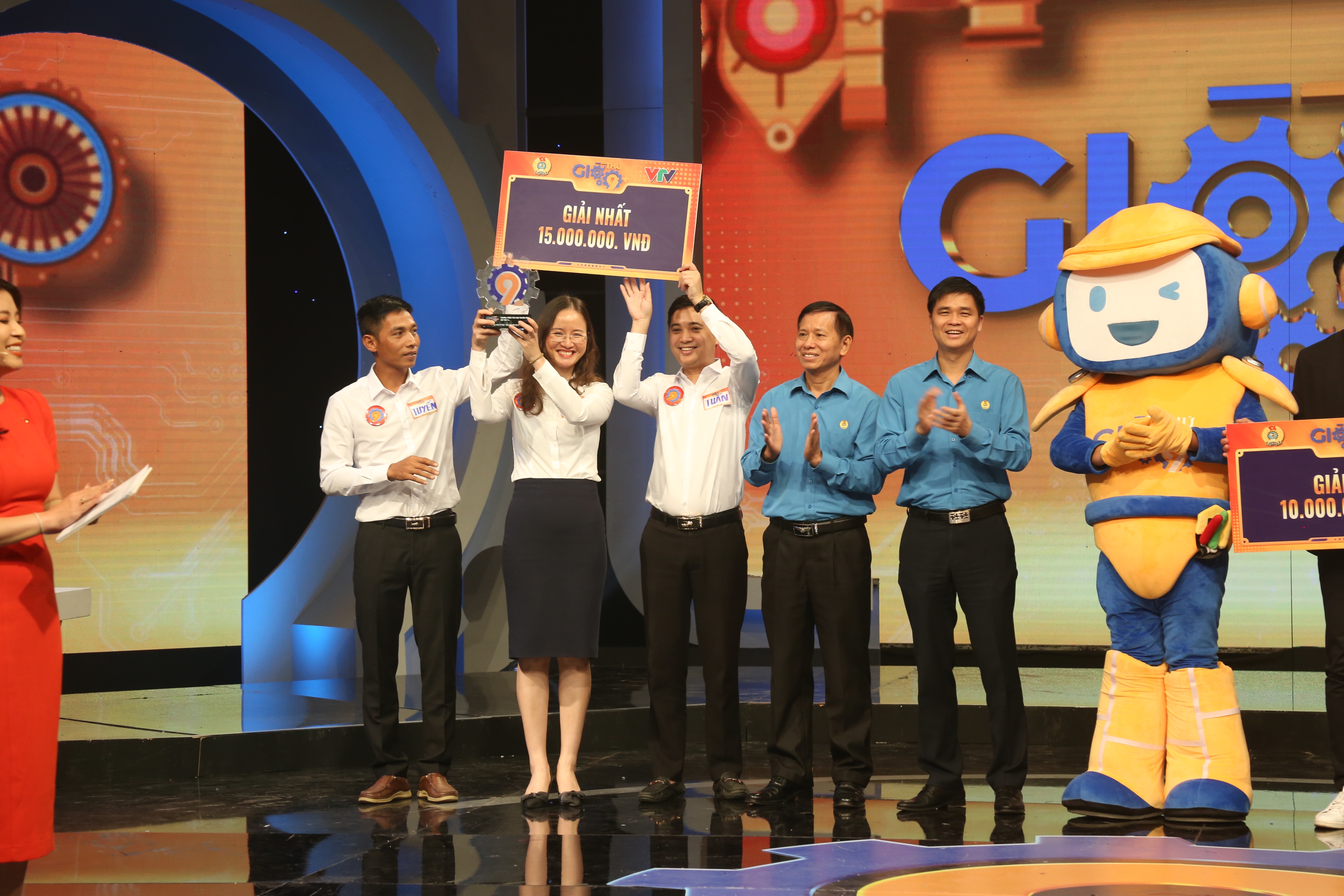 Tuyen ao trang ben tay trai 