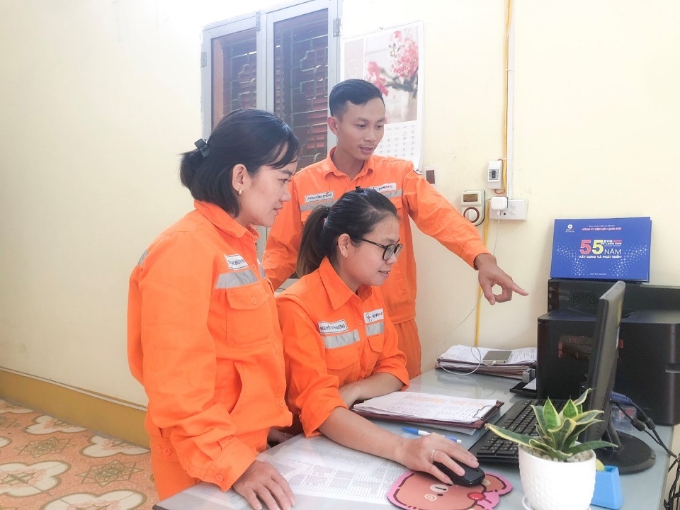 Trong - Công nhân Điện lực Thành phố Lạng Sơm sử dụng phần mềm D-Office trong công việc
