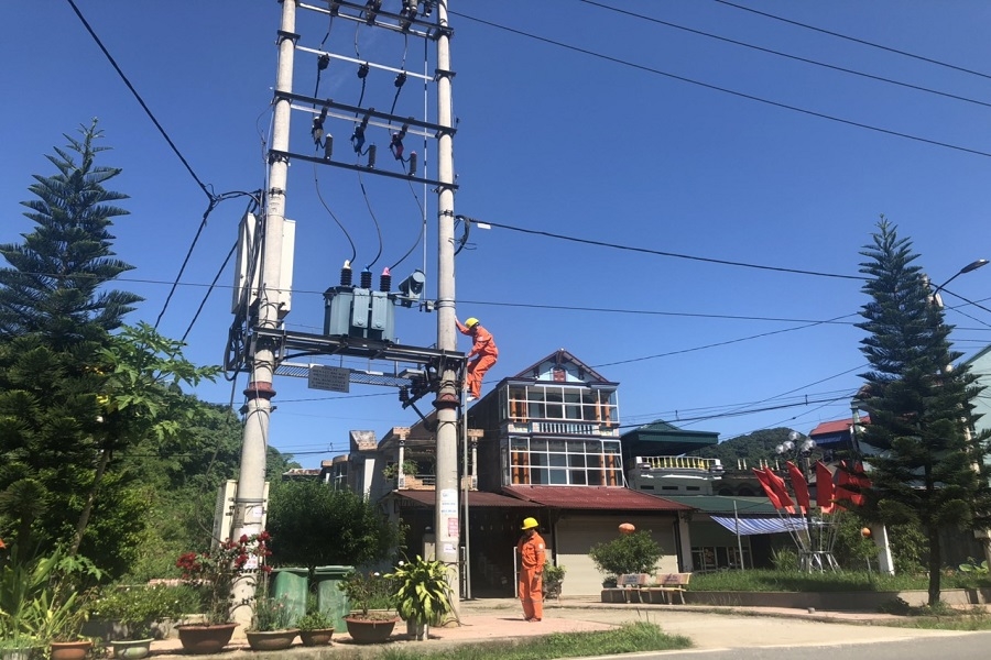 Thực hiện vệ sinh TBA khách hàng tại Điện lực Chợ Đồn