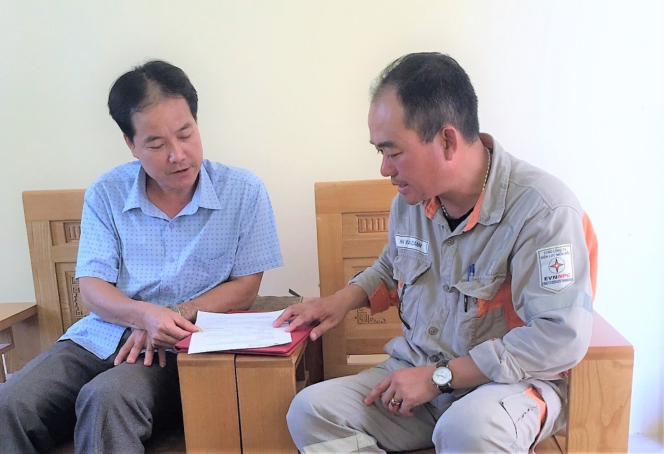 Tư vấn khách hàng sử dụng dịch vụ điện cung cấp