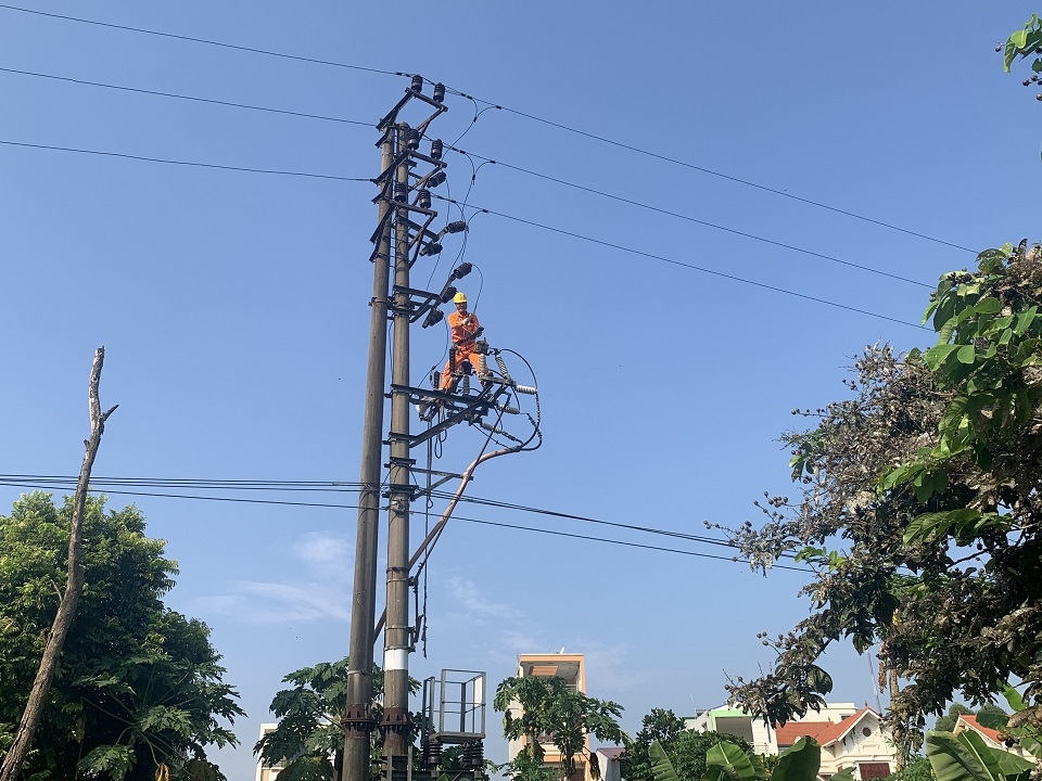 Công nhân điện lực Từ Sơn kiểm tra bảo dưỡng lưới điện
