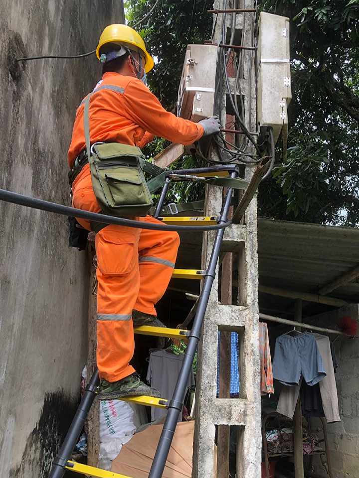 trong - Công nhân QLVH lắp đặt công tơ và kéo dây ra sau công tơ cho khách hàng..