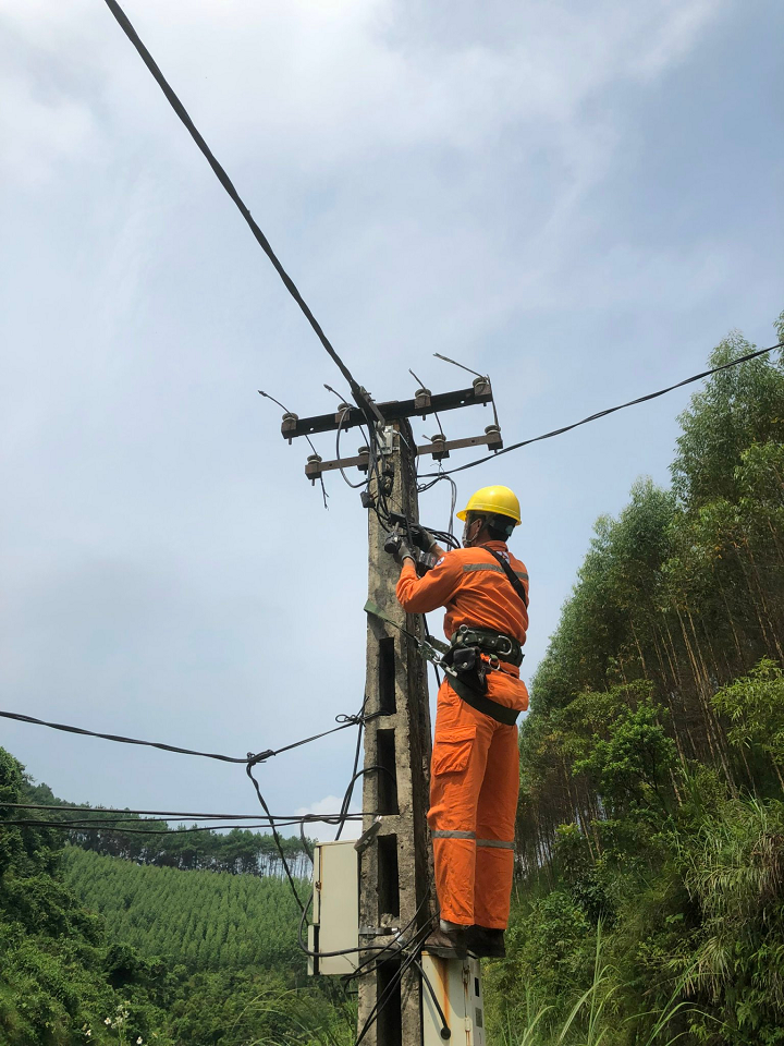trong  - Công nhân QLVH lắp đặt công tơ và kéo dây ra sau công tơ cho khách hàng...
