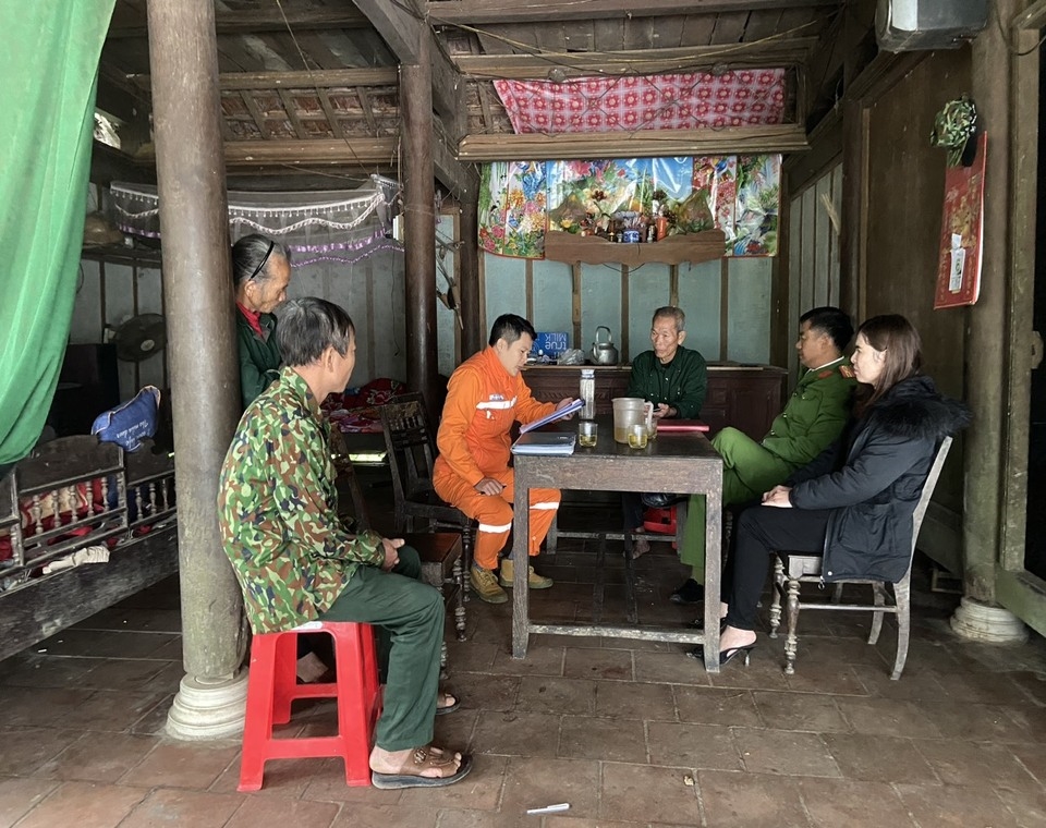 Ảnh 3 - Đoàn kiểm tra phối hợp với Công an địa bàn, chính quyền xử lý khách hàng vi phạm tại xã Hương Bình