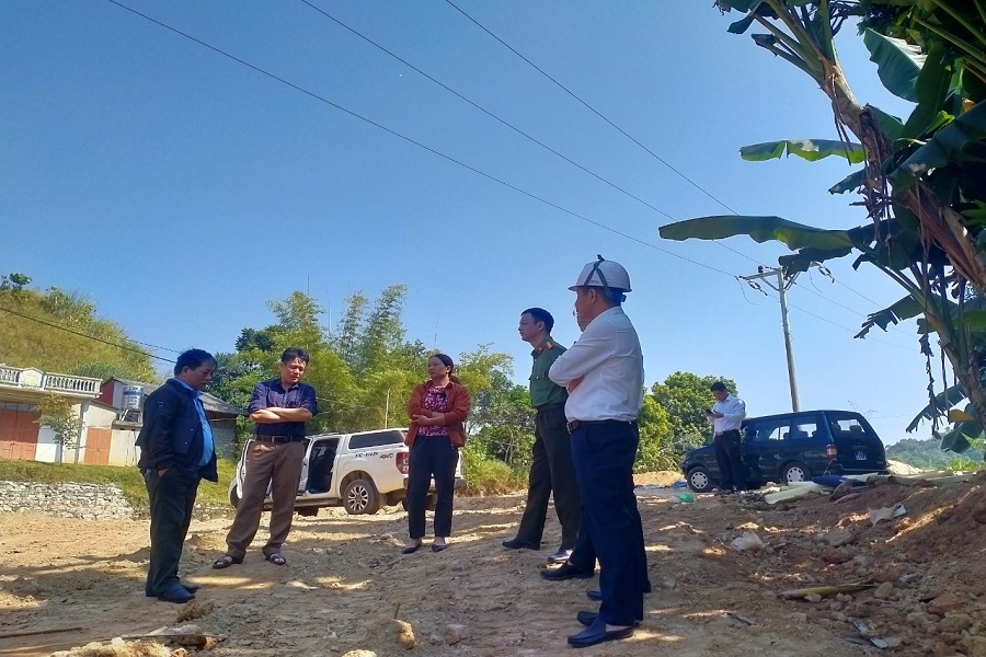 Điện lực phối hợp với chính quyền địa phương kiểm tra hiện trường do dân đổ đất