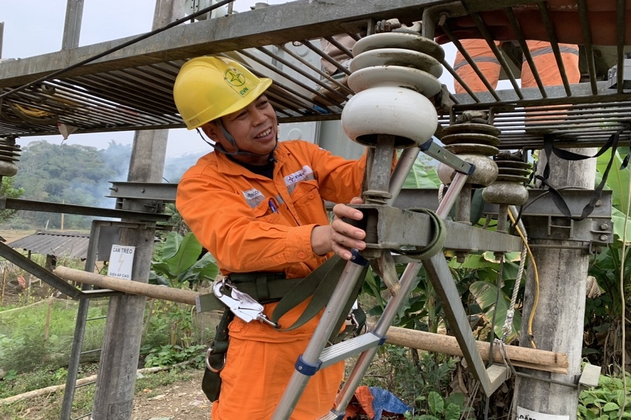 Xử lý khiếm khuyết trên đường dây 35kV đảm bảo cung cấp điện ổn định.