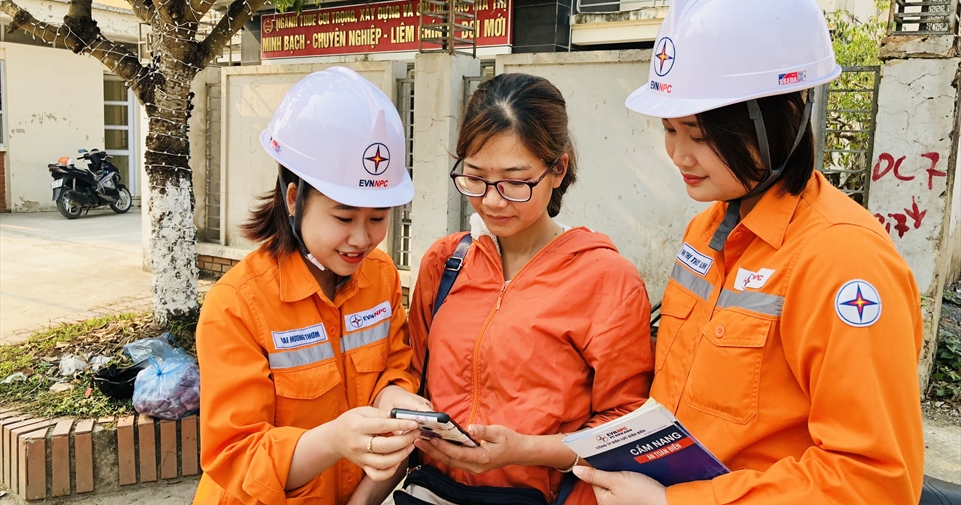 Điện lực Tủa Chùa (PC Điện Biên) tuyên truyền, hướng dẫn khách hàng sử dụng dịch vụ điện trực tuyến, cung cấp thông tin qua app điện thoại, website chăm sóc khách hàng