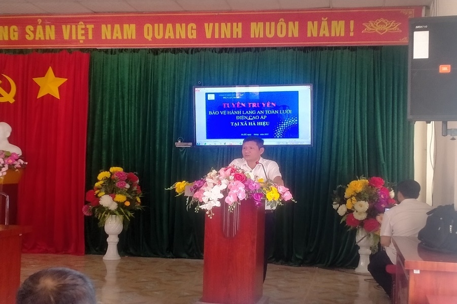 Ông Lê Văn Giang- Phó Giám đốc Điện lực Ba Bể, phát biểu và tuyên truyền về công tác  bảo vệ an toàn công trình lưới điện cao áp tại xã Hà Hiệu, huyện Ba Bể