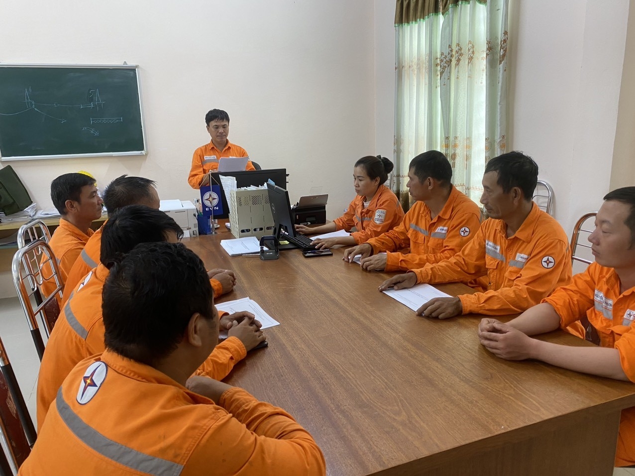 Phổ biến phương án tổ chức thi công và biện pháp an toàn trước khi tiến hành công việc