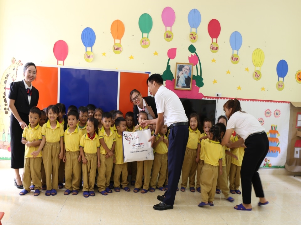 16.1 Ông Hà Văn Anh tặng quà cho HS