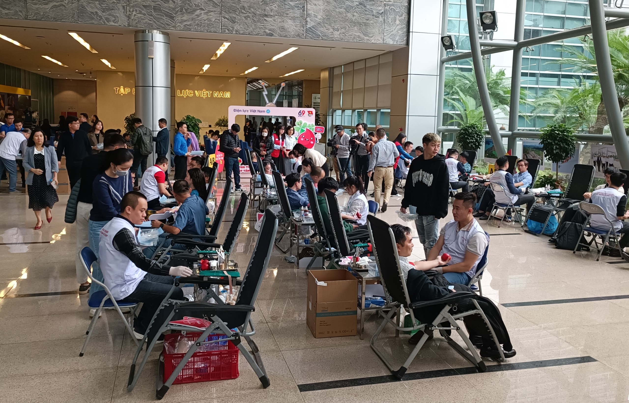 CBCNV tham gia hien mau