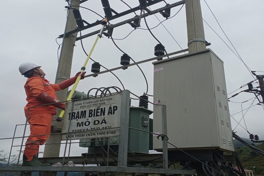 Nhân viên Điện lực kiểm tra TBA