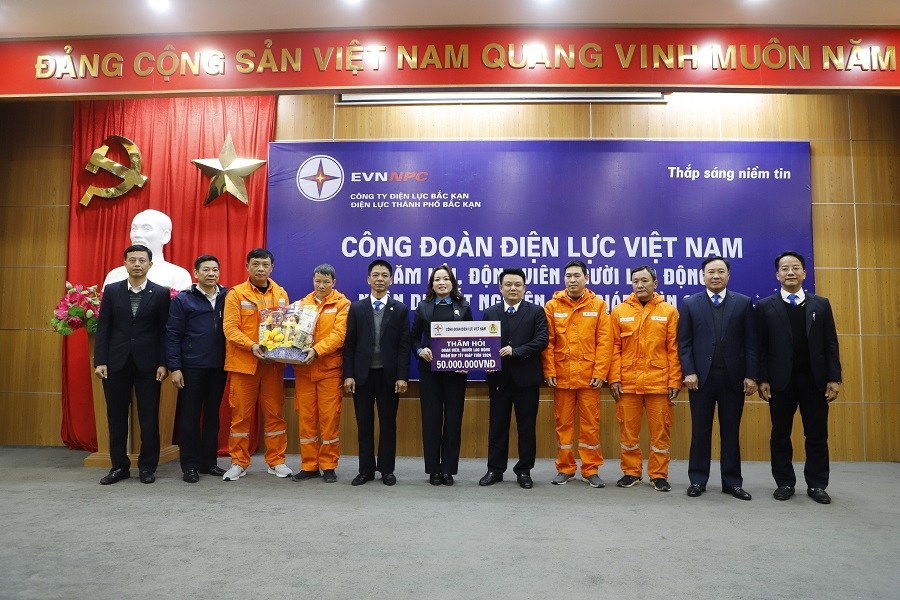Đc Đinh Thị Thanh Bình - Phó CT Công đoàn ĐVN trao quà tết cho người lao động (2)