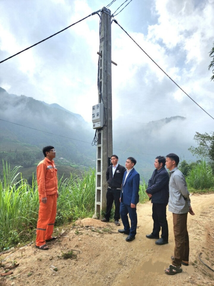 bên cot-dien-sin-khau