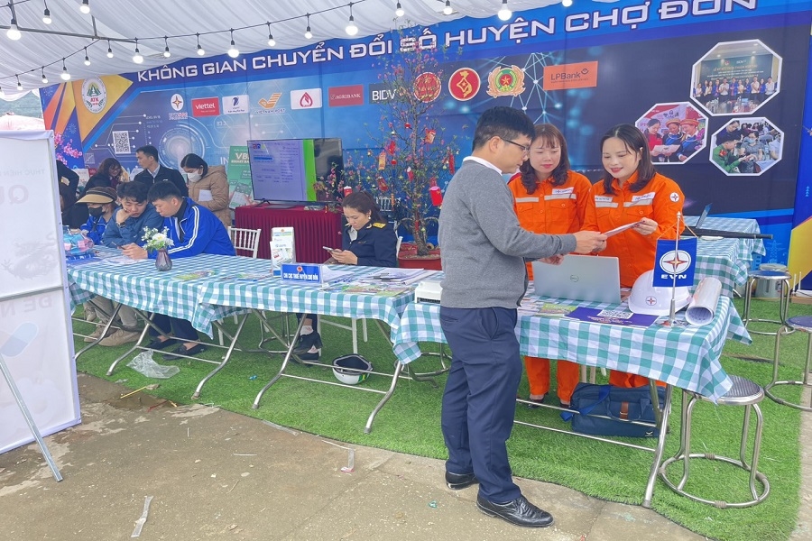 Công nhân ĐL Chợ Đồn hướng dẫn khách hàng sử dụng TKĐ