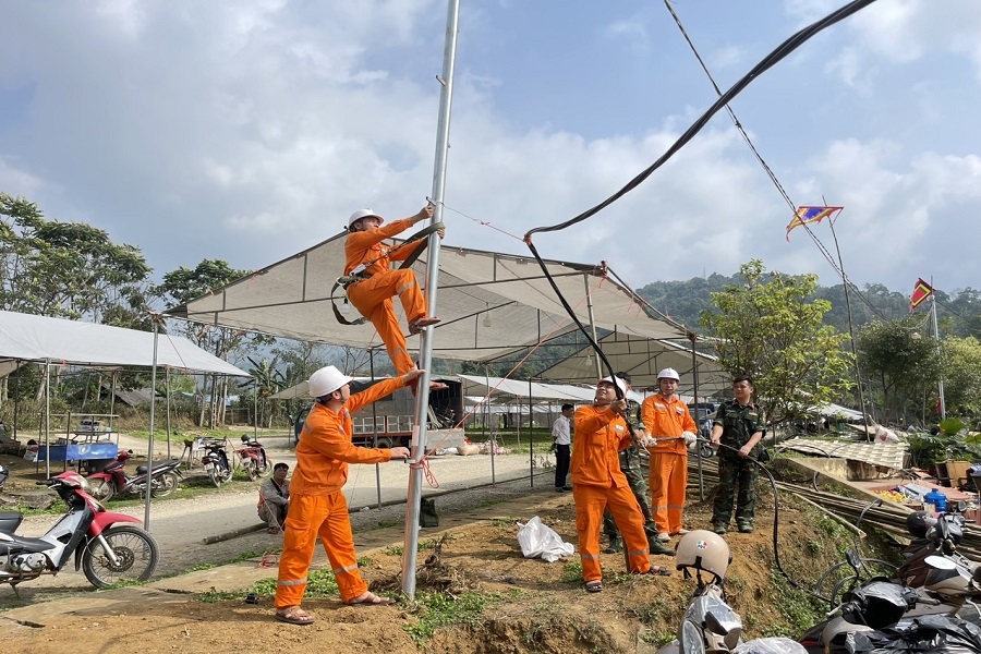 Đội QLTH ĐL Chợ Đồn kéo dây phục vụ hội xuân ATK