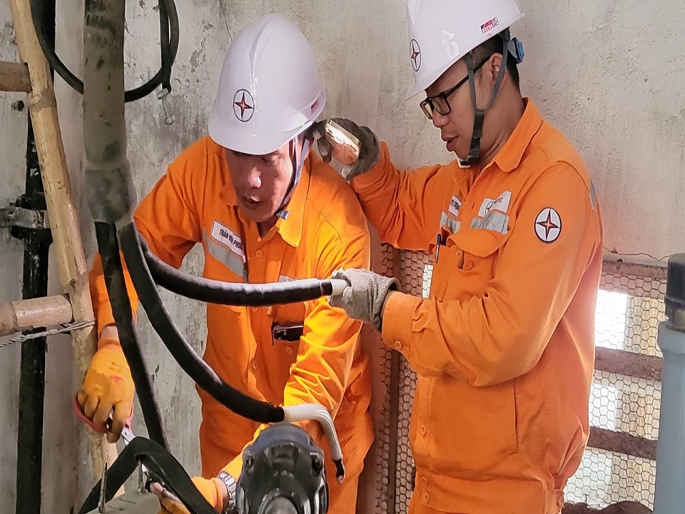 Công nhân PC Nghệ An thực hiện thay đầu cáp kém chất lượng trên lưới, đảm bảo vận hành lưới điện an toàn mùa nắng nóng.