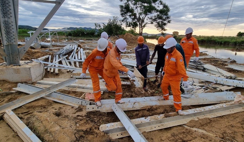 Đội xung kích Công ty Điện lực Lai Châu tham gia hỗ trợ thi công đường dây 500kV mạch 3 Quảng Trạch- Phố Nối tại vị trí cột 359 xã Nghi Kiều – Huyện Nghi Lộc – Nghệ An