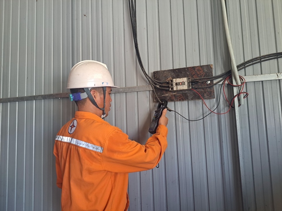 Anh 2 Kiểm tra hệ thống thiết bị, dây sau công tơ