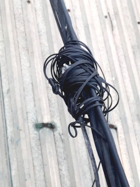 1. Hình ảnh nguỵ trang đấu dây lấy cắp điện.