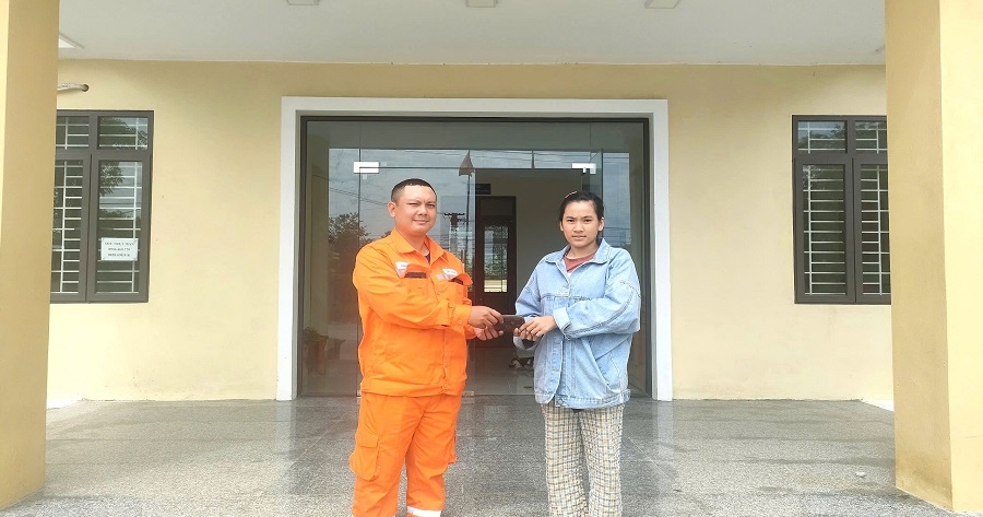 Công nhân Điện lực Hải Hà nhặt được của rơi trả lại người đánh mất - Hành động nhỏ, ý nghĩa lớn