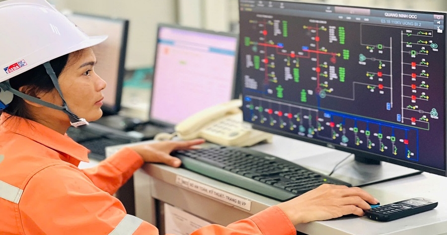 Nữ công nhân Lê Thị Phượng đam mê gắn bó với nghề trực vận hành