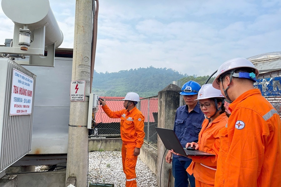 Phòng Kiểm tra giám sát mua bán điện PC Bắc Kạn phối hợp thực hiện giải pháp kiểm tra tại hiện trường với các khách hàng thuộc địa bàn Điện lực Chợ Đồn