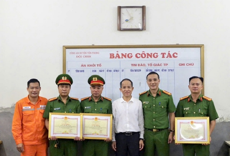 PCBN khen thưởng công an (2)