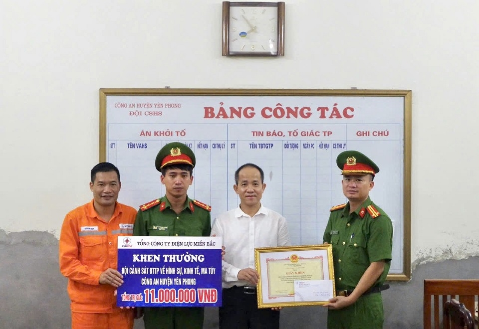 PCBN khen thưởng công an (4)