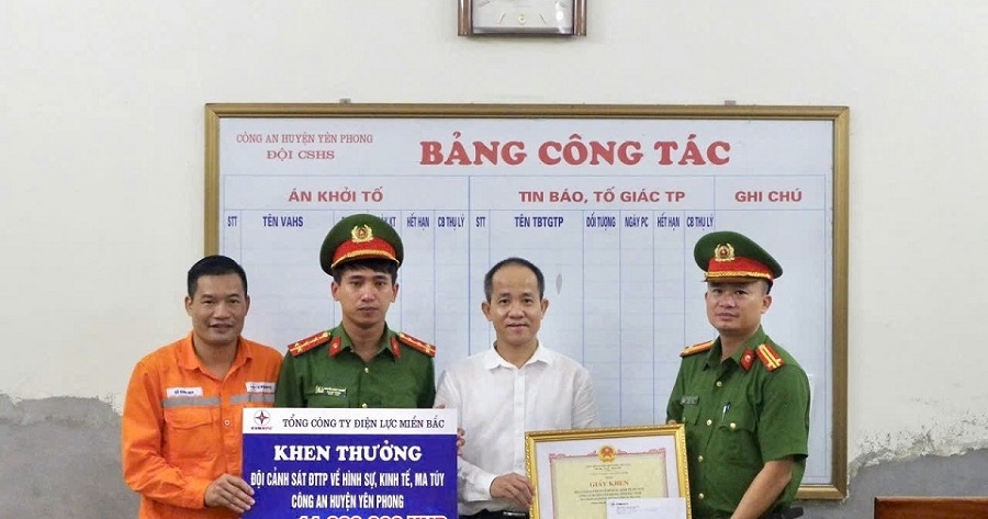 Công ty Điện lực Bắc Ninh trao tặng giấy khen cho tập thể và cá nhân Công an huyện Yên Phong