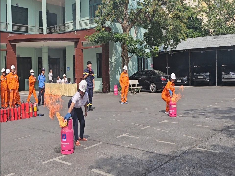 Thực hành dập tắt bình gas