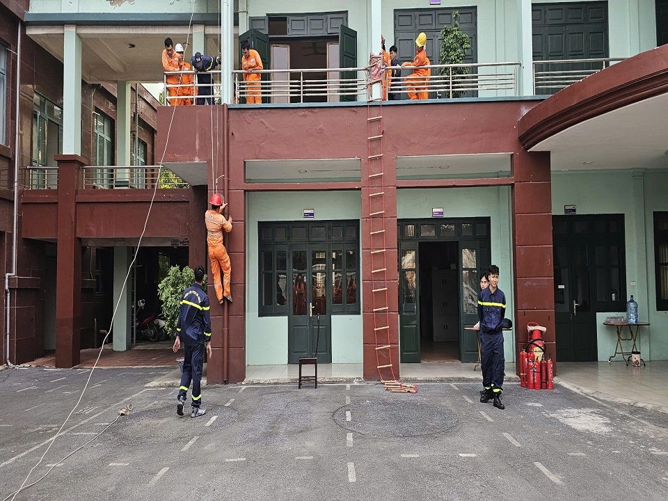 thực hành thoát nạn bằng dây hạ chậm