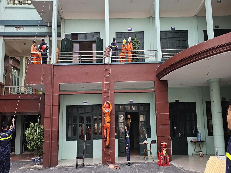 thực hành thoát nạn bằng thang dây