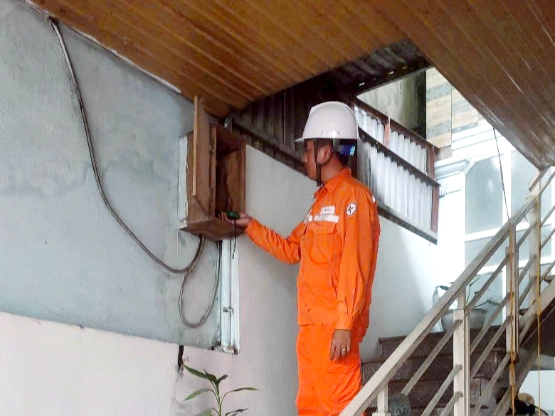 Công nhân ĐL kiểm tra hệ thống điện trong nhà cho KH