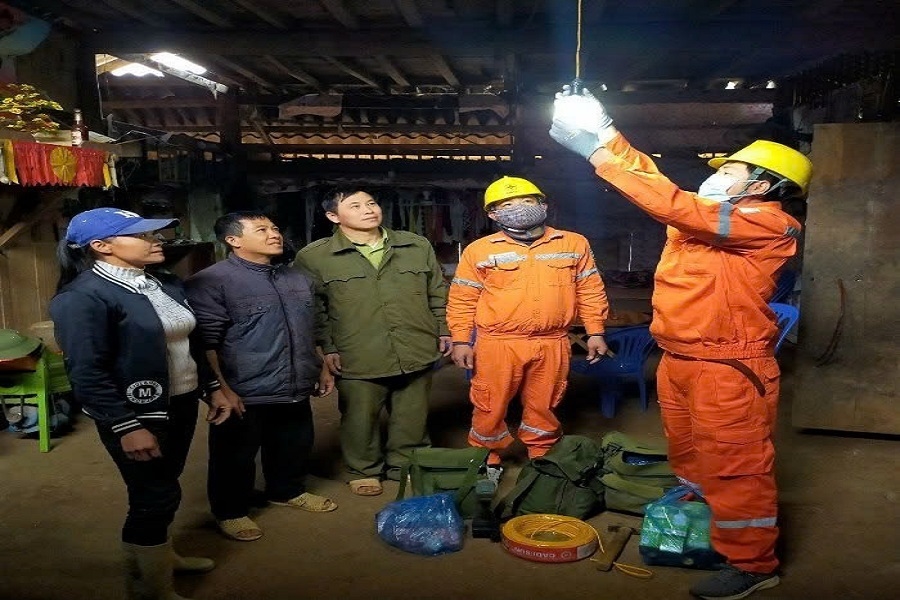 Các hoạt động an sinh xã hội, hỗ trợ các hộ nghèo thay thế các bóng điện cũ hỏng tại địa bàn huyện Ngân Sơn. Bắc Kạn