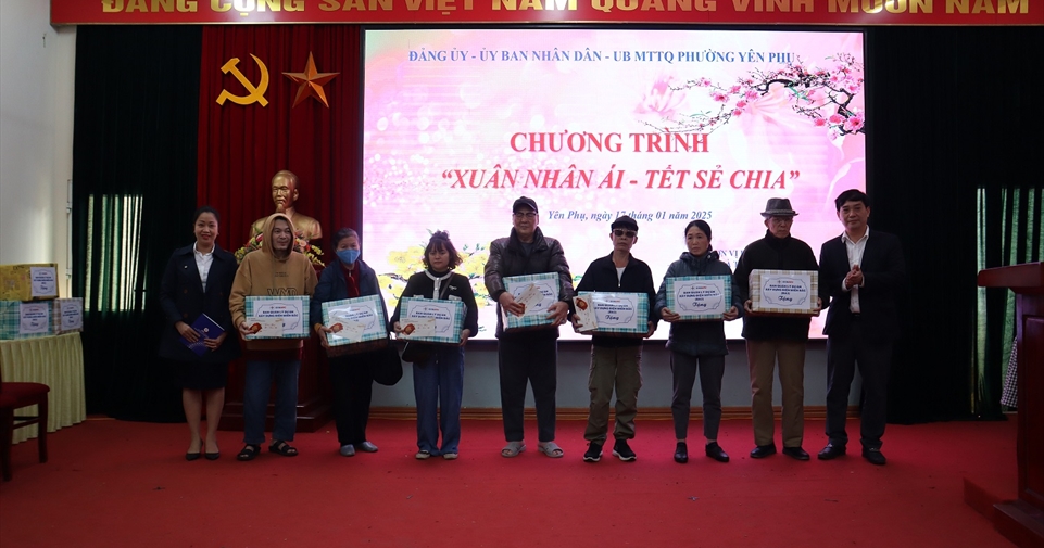 Ban Quản lý dự án Xây dựng điện miền Bắc tặng quà các hộ gia đình có hoàn cảnh khó khăn trong phường Yên Phụ, quận Tây Hồ, Hà Nội