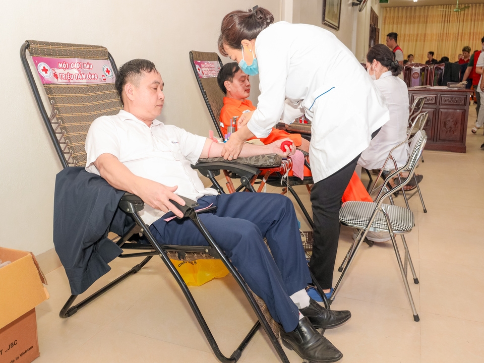 Chủ tịch công đoàn tham gia hiến máu tình nguyện