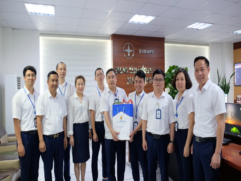 Chủ tịch công đoàn Thăm tặng quà cho trực ca Điều độ