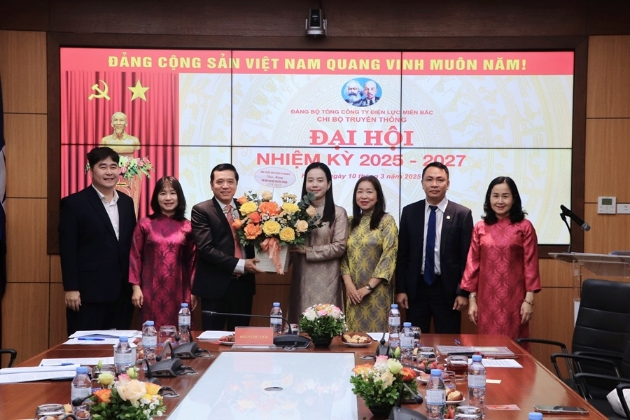 Đồng chí Bùi Lê Cường, Ủy viên Ban thường vụ Đảng ủy, Trưởng ban Tuyên giáo, Thành viên HĐTV EVNNPC  tặng hoa chúc mừng Đại hội Chi bộ Truyền thông